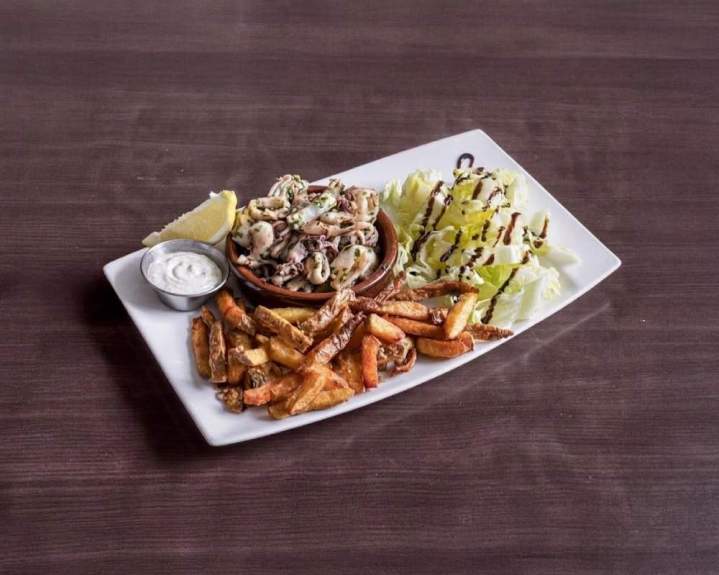 Chipirons, salade et frites Nay